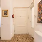 Vintage Chic Flat Steps From Fiera & Wi-fi 아파트
