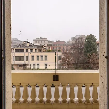 Vintage Chic Flat Steps From Fiera & Wi-fi 밀라노
