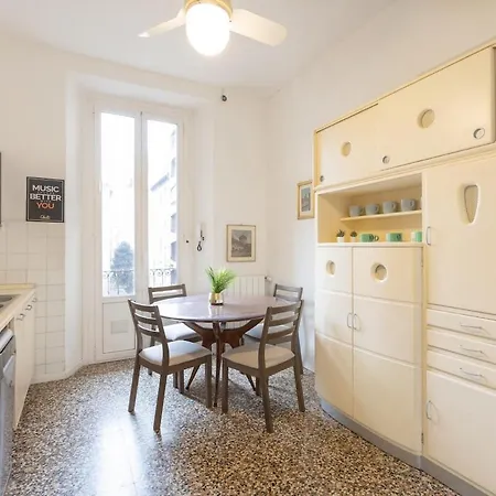 Vintage Chic Flat Steps From Fiera & Wi-fi 아파트 밀라노