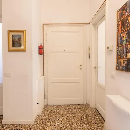 Vintage Chic Flat Steps From Fiera & Wi-fi 아파트