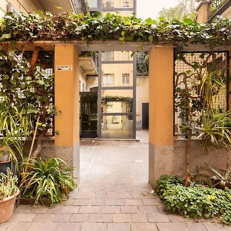Vintage Chic Flat Steps From Fiera & Wi-fi 아파트 밀라노